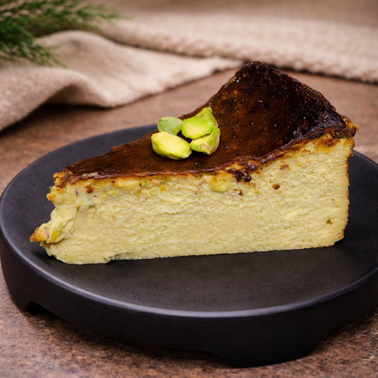 Tarta de queso vasca de pistacho en porciones